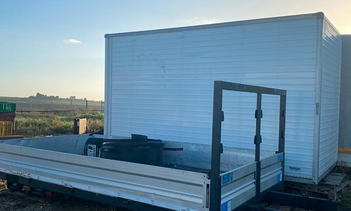 Vari cassoni centinati, aperti e furgonati