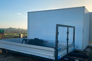 Vari cassoni centinati, aperti e furgonati