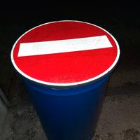 tavolino fusto in acciaio con segnale stradale