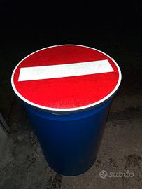  fusto bidone tavolino con segnale stradale