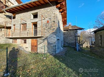 CASA SEMINDIPENDENTE A SAINT-PIERRE