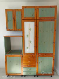 Tavolo, cucina smontata e mobili