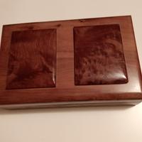 Scatola in radica per carte da gioco e dadi.