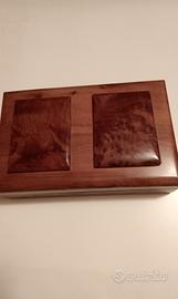 Scatola in radica per carte da gioco e dadi.