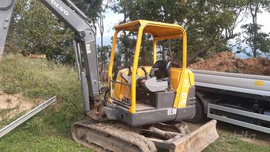 MINIESCAVATORE VOLVO EC30