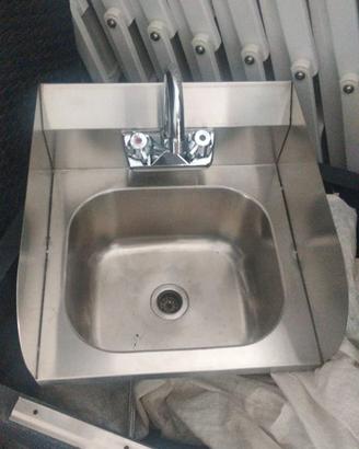 Lavandino lavamani in acciaio inox.