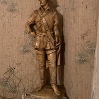 Scultura soldato conquistadores con piedistallo