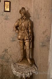 Scultura soldato conquistadores con piedistallo