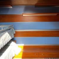 Letto a castello in legno con armadiatura