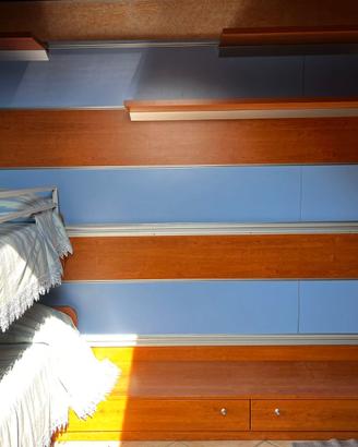 Letto a castello in legno con armadiatura
