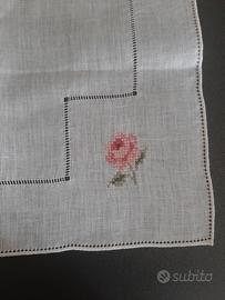 Centrino con ricamo rose