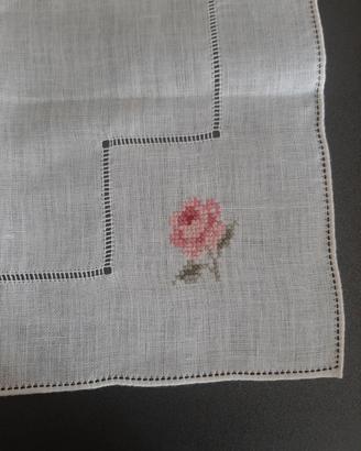 Centrino con ricamo rose