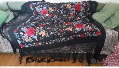 Foulard con ricamo a mano in seta di fiori rossi