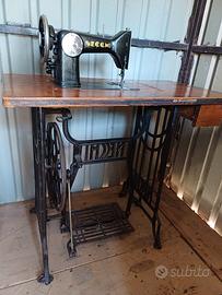 Macchina da cucire Necchi anni 50