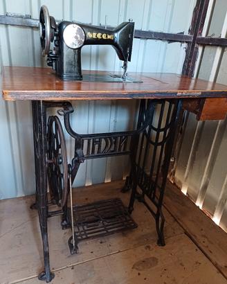 Macchina da cucire Necchi anni 50