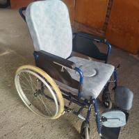 sedia a rotelle con accessori 