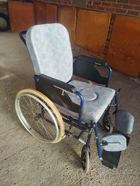 sedia a rotelle con accessori 