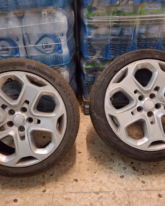 Cerchi in lega con gomme Continental