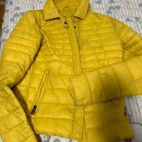 Piumino corto giallo leggero