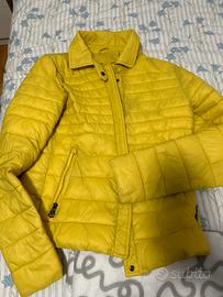 Piumino corto giallo leggero