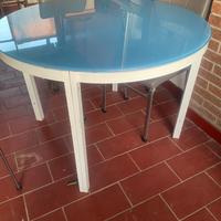 Tavolo tondo con cristallo celeste
