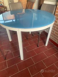 Tavolo tondo con cristallo celeste