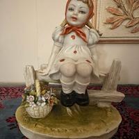 Bambina con cesto di fiori in capodimonte