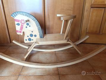 Cavallino a dondolo in legno