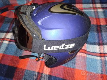 caschetto da neve e occhiali guanti 