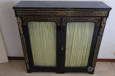 Credenza in ebano e noce con vetrina Boulle 800