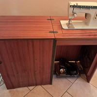 Tavolo da cucito vintage con macchina incorporata