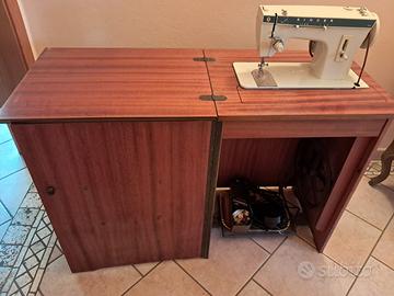 Tavolo da cucito vintage con macchina incorporata