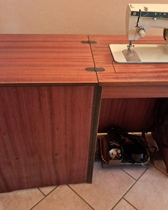 Tavolo da cucito vintage con macchina incorporata