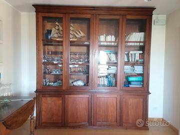 libreria in legno con vetrine