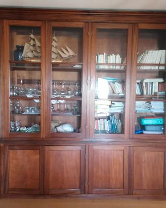 libreria in legno con vetrine