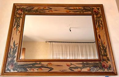 Specchio con cornuce decorata