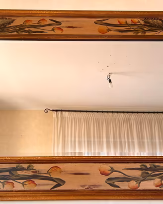 Specchio con cornuce decorata