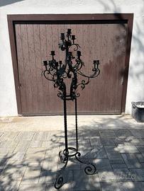 Candelabro grande in ferro battuto da terra