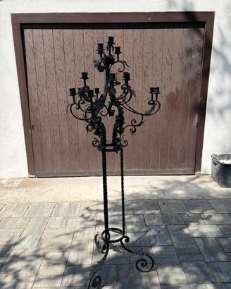 Candelabro grande in ferro battuto da terra