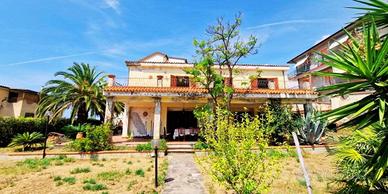 VILLA CON GIARDINO RIF 977