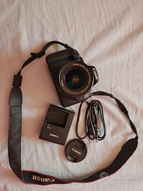 Nikon EOS 2000D con obiettivo 18-55