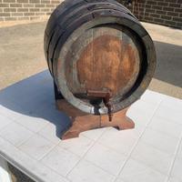 Botte antica con base e rubinetto grande