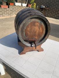 Botte antica con base e rubinetto grande