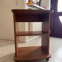 Mobiletto in legno con ruote