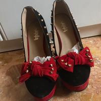 Décolleté con tacchi neri e rossi con borchie