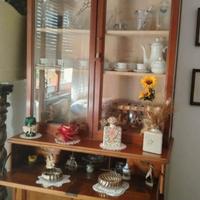 vetrina, tavolo e 4 sedie