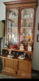 vetrina, tavolo e 4 sedie