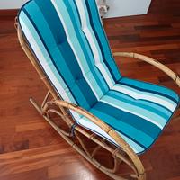 Vecchia sedia a dondolo in rattan