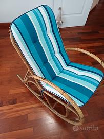 Vecchia sedia a dondolo in rattan
