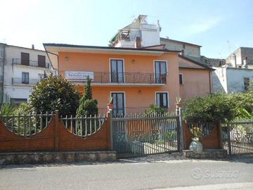 Villa di 300 m² con più di 5 locali a Marzano Appi